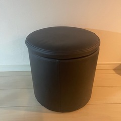 収納できる黒椅子　スツールの画像