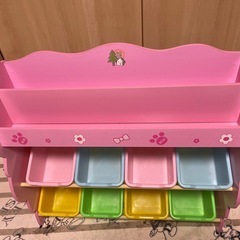 ピンクの絵本ラック おもちゃ収納の画像