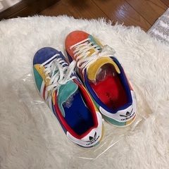 アディダス　マルチカラースニーカーの画像