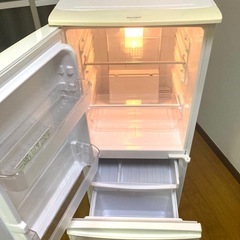 SHARPの137L冷蔵庫の画像