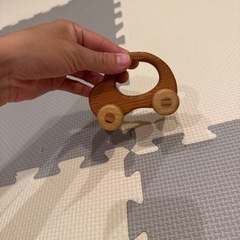 木の車のおもちゃの画像