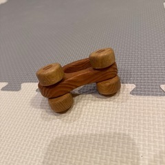木の車のおもちゃの画像