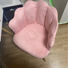 ドレッサーとイスの画像