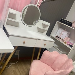ドレッサーとイスの画像