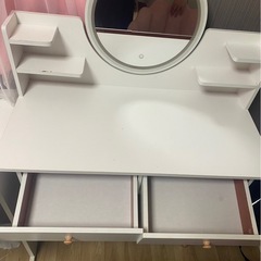 ドレッサーとイスの画像