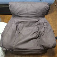 机、本棚、モニター、ソファーの画像