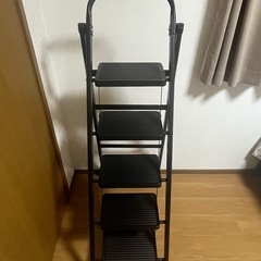 中古 ブラック折りたたみ式はしご 5段の画像