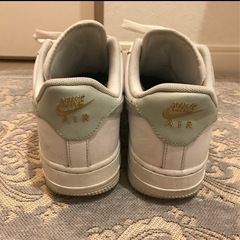 Nike Air Force 1 ホワイト/グレー/ゴールド スニーカーの画像