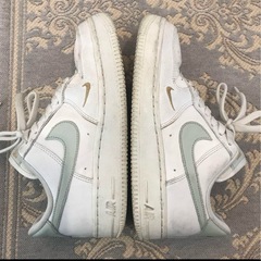 Nike Air Force 1 ホワイト/グレー/ゴールド スニーカーの画像