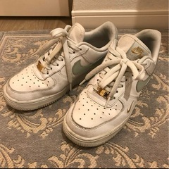 Nike Air Force 1 ホワイト/グレー/ゴールド スニーカーの画像