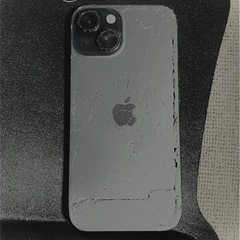 iPhone15 126GB simフリー　ブラック　一括購入　背面割れ　限定保証付　バッテリー残量100%の画像
