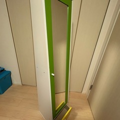 ミラー付き収納棚の画像