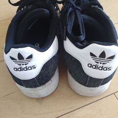 アディダススニーカーの画像
