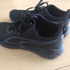 スニーカー黒の画像