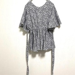 グレイル　小花柄シャツ　花柄ブラウス フレア袖　リボン付き ウエストゴムの画像