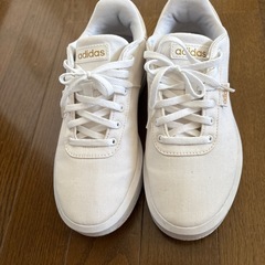 adidasスニーカーの画像
