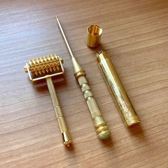 【市内配達無料】皮膚上をコロコロと転がして刺激するローラー鍼など3点＋おまけ1点(ヘアオイル)の画像