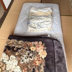 無料で差し上げます。シングルサイズ敷きふとん　毛布2枚セットの画像