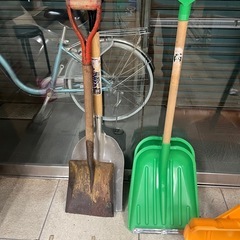 【考察中。お返事までしばらくお待ちくださいませ】無料で差し上げます。スコップ5個まとめて　形状様々の画像