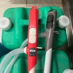 【考察中。お返事までしばらくお待ちくださいませ】
無料で差し上げます。灯油ケース　20リットル用4個、18リットル2個　ポンプ2個セットの画像