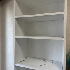 白い大きな木製棚の画像