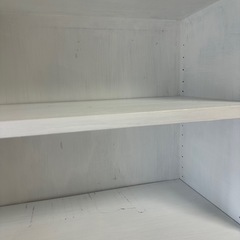 白い大きな木製棚の画像