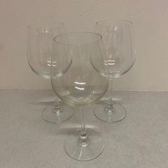 赤ワイングラス3脚の画像