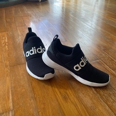adidasランニングシューズの画像