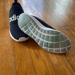adidasランニングシューズの画像