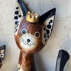 王冠を被った木製の猫オブジェの画像