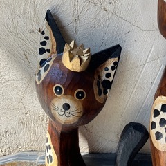 王冠を被った木製の猫オブジェの画像