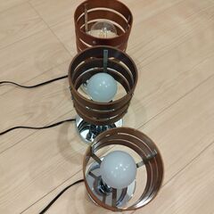 温かみのある光が素敵な木製ランプの画像