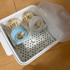哺乳瓶3本、レンジ用消毒器、哺乳瓶干しの画像