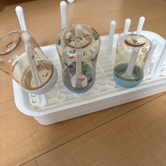 哺乳瓶3本、レンジ用消毒器、哺乳瓶干しの画像