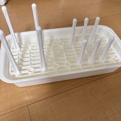 哺乳瓶3本、レンジ用消毒器、哺乳瓶干しの画像
