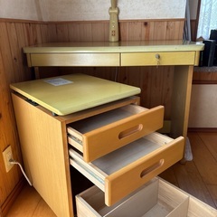  【無料】ニトリ 学習机 システムデスク 本棚付き（分割可）の画像