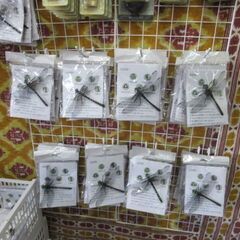 ちょっとの期間だけ　50円にしてみようかな　すぐ　やめるんで　完全に客寄せ大赤字です　オニヤンマ　虫よけ　安全ピンで　帽子　や　服につけられますの画像