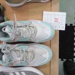 ブランドスニーカ　中古ですが美品です　23.24.25が多いのでの画像