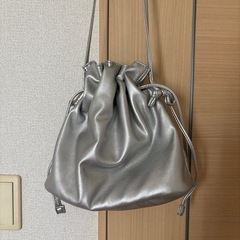 シルバーショルダーバッグの画像
