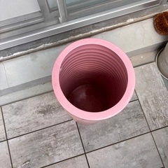 ピンクの傘立て