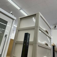 【リユ-スのサカイ広島石内店】ジモティ割！３段プラチェスト/クリ-ニング済み/HG-7132/広島市 家具　佐伯区 家具　南区 家具　西区 家具　東区 家具　中区 家具　安佐南区 家具　安佐北区 家具　安芸区 家具　府中町 家具　海田町 家具　熊野町 家具　坂町 家具　廿日市市 家具の画像