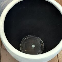 大き目の植木鉢　陶器　花瓶の画像