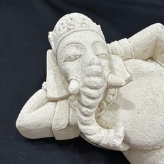 バリの石像ねそべりガネーシャの画像