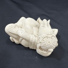 バリの石像ねそべりガネーシャの画像