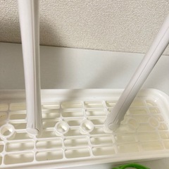 哺乳瓶3本・電子レンジ消毒ケース・哺乳瓶干す台・おもちゃ2点の画像