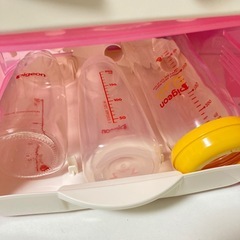 哺乳瓶3本・電子レンジ消毒ケース・哺乳瓶干す台・おもちゃ2点の画像