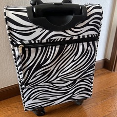 機内持ち込みスーツケースゼブラ柄の画像