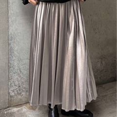 SHEIN メタリックプリーツスカート•ブラウン
の画像