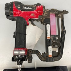 【中古】【店頭引取限定】MAKITA 高圧フロアタッカ AT450HA レッド ¥27,500の画像