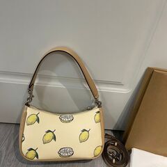 [コーチ] レモン ショルダーバッグ teri 脇下 Yellow バッグ バナナ 斜め掛けショルダーバッグの画像